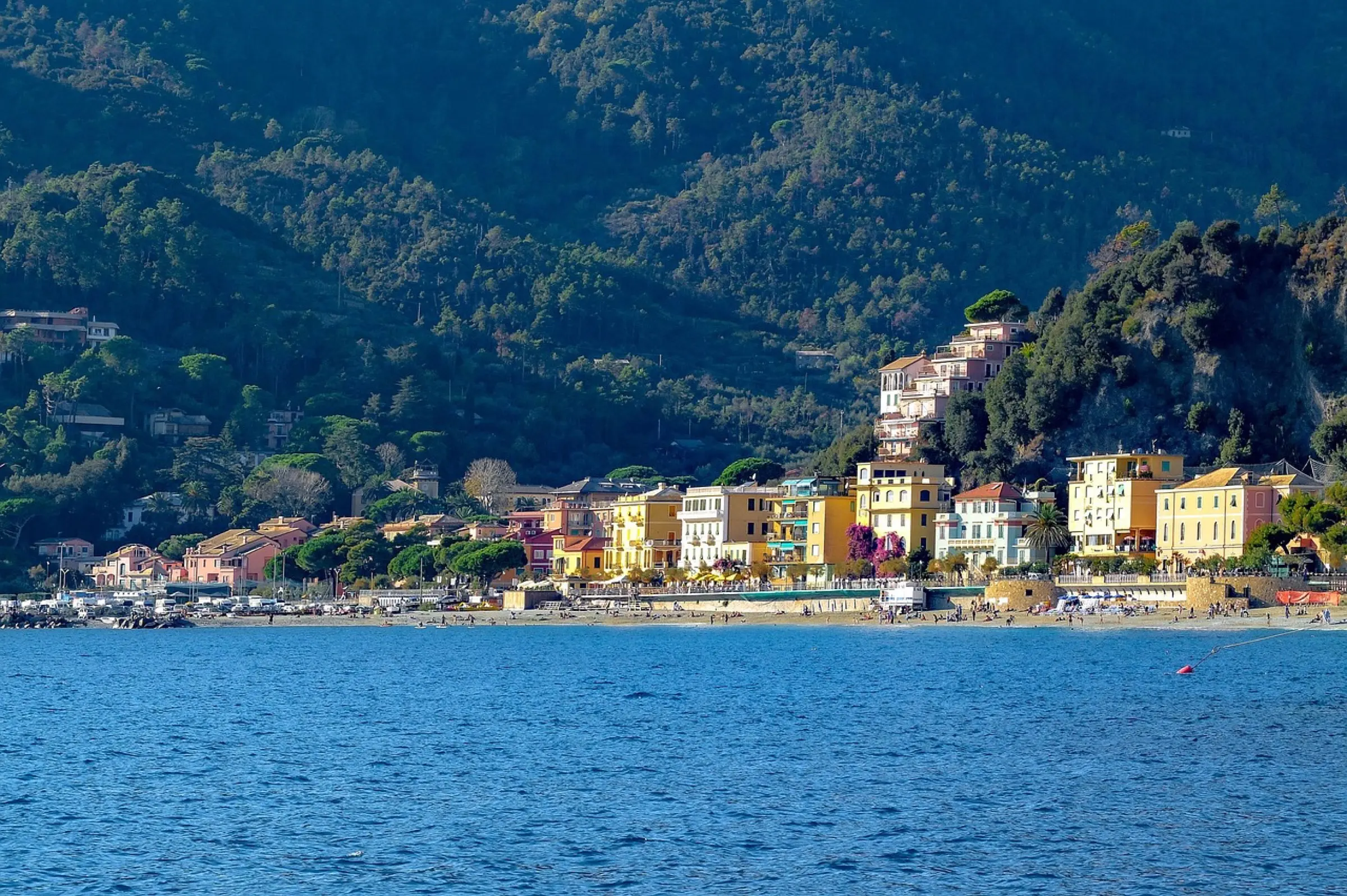 Een dorpje van de Cinque Terre boven zee